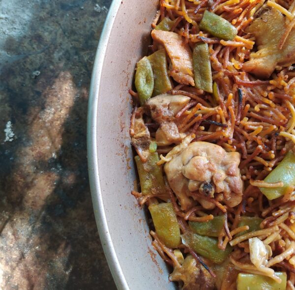 Fideuá de pollo, verduras y setas