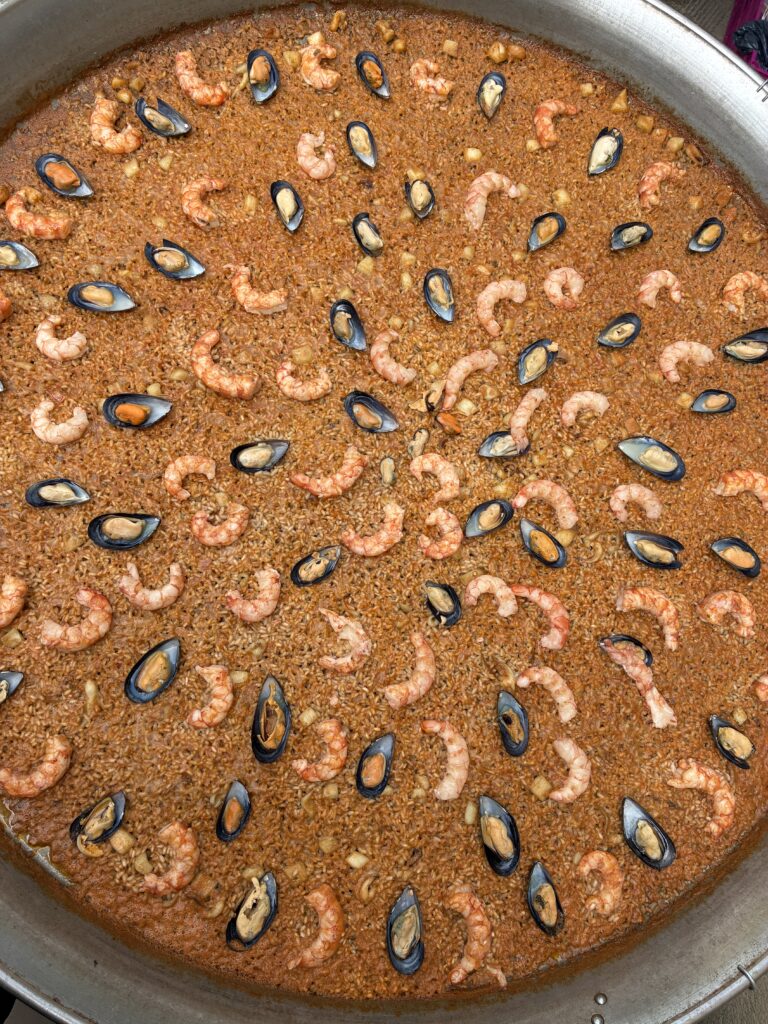 paella con sepia, langostinos y mejillones
