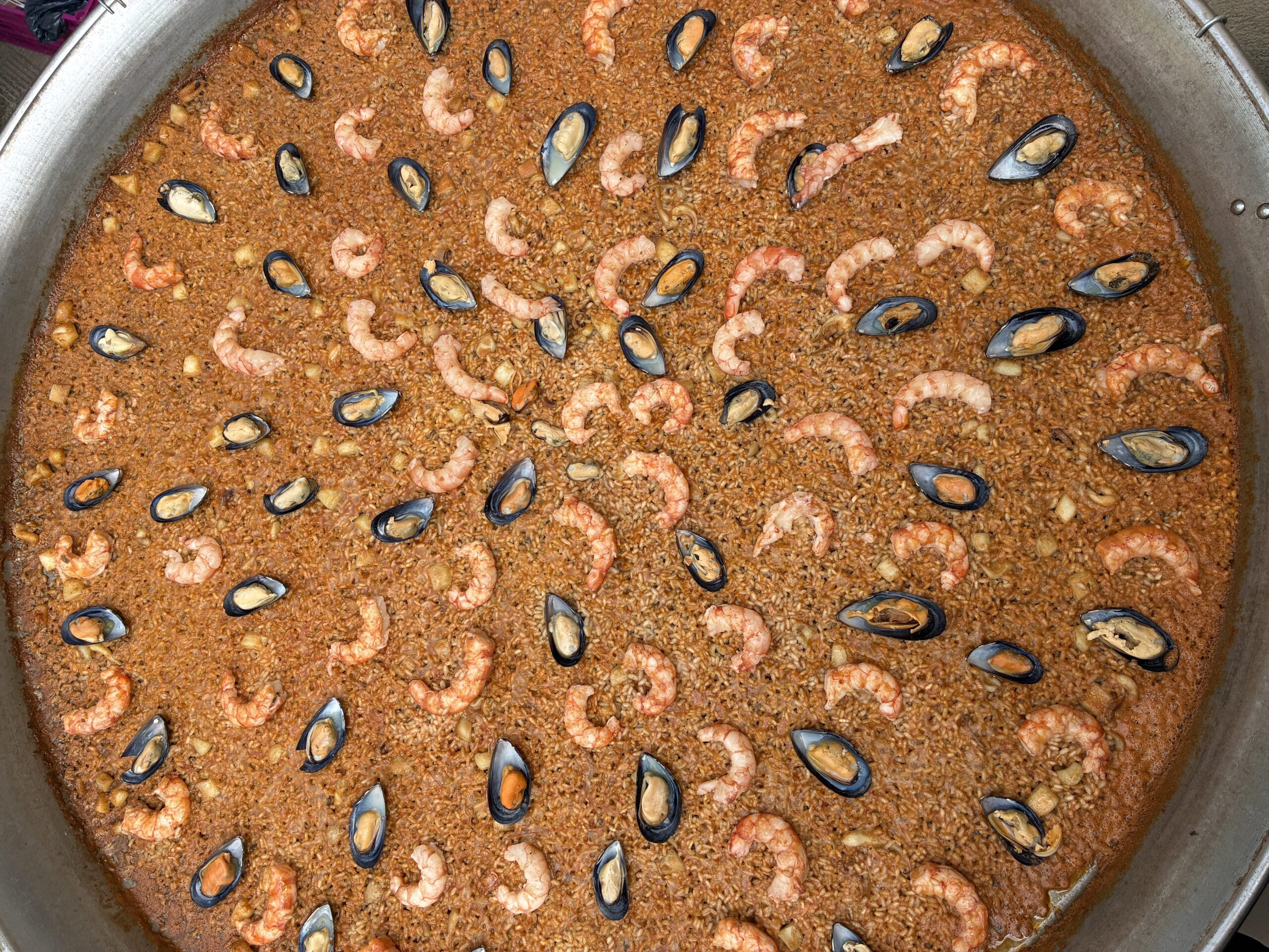 paella con sepia, langostinos y mejillones